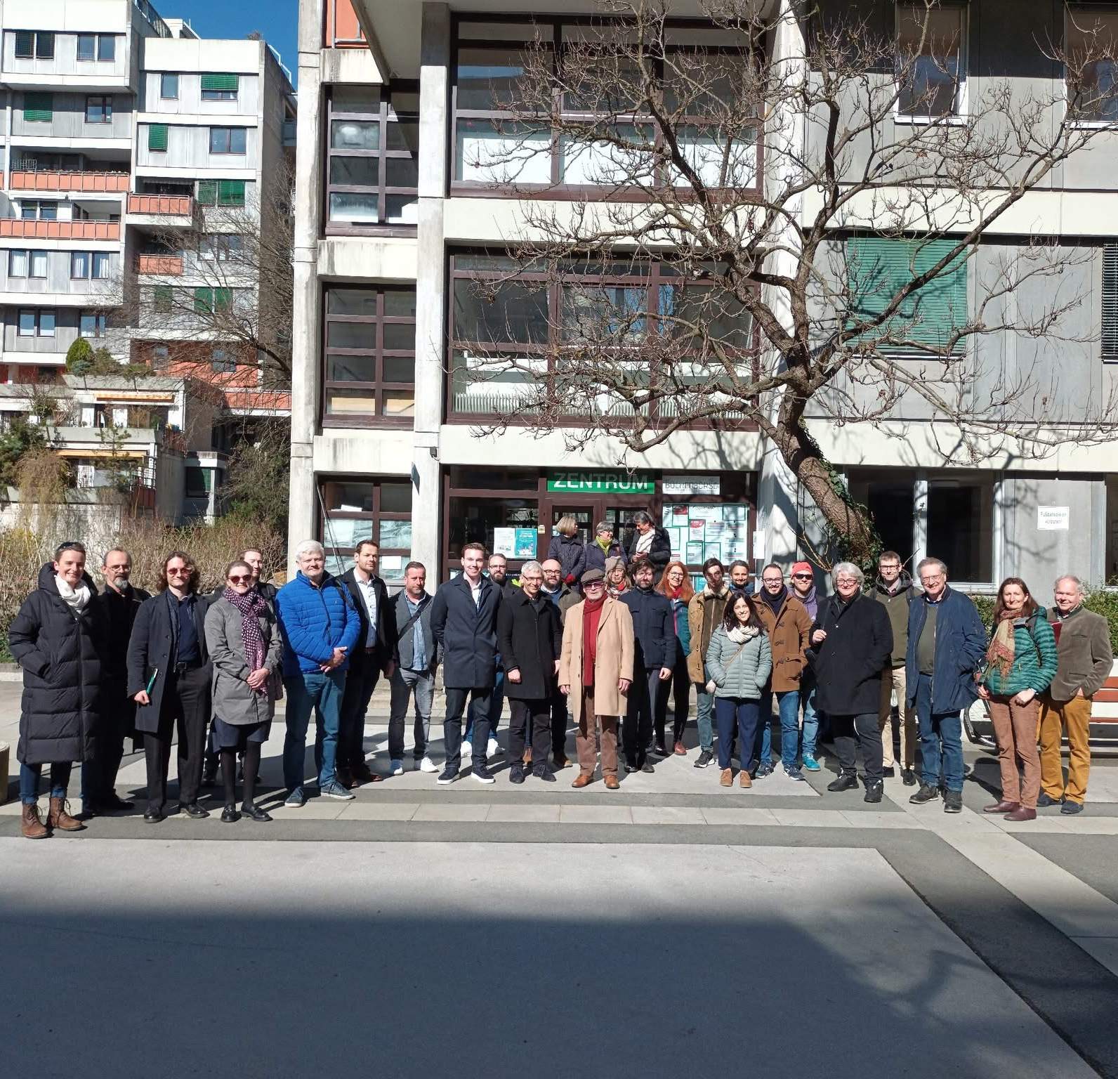 Gruppenfoto vor einem Wohngebäude